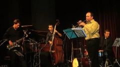Në fotografinë (nga e majta në të djathtë): saksofonisti belgjian Bernard Guyot, Vesellin Vesellinov-Eko – kontrabas, Venci Bllagoev – trombë dhe Dimitër Dimitrov – daulle.